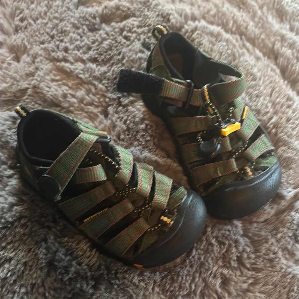 Keen Green and Black Sport Sandals with Sturdy Toe Cap